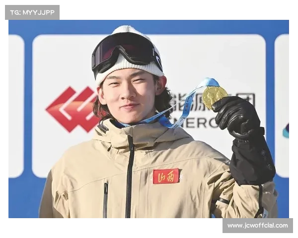 颁奖台双中国选手举国旗,苏翊鸣称“历史性时刻” 颁奖台双中国选手举国旗,苏翊鸣称“历史性时刻”