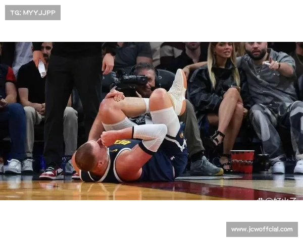 约基奇遭膝盖伤势困扰,预计接受全面检查 约基奇遭膝盖伤势困扰,预计接受全面检查